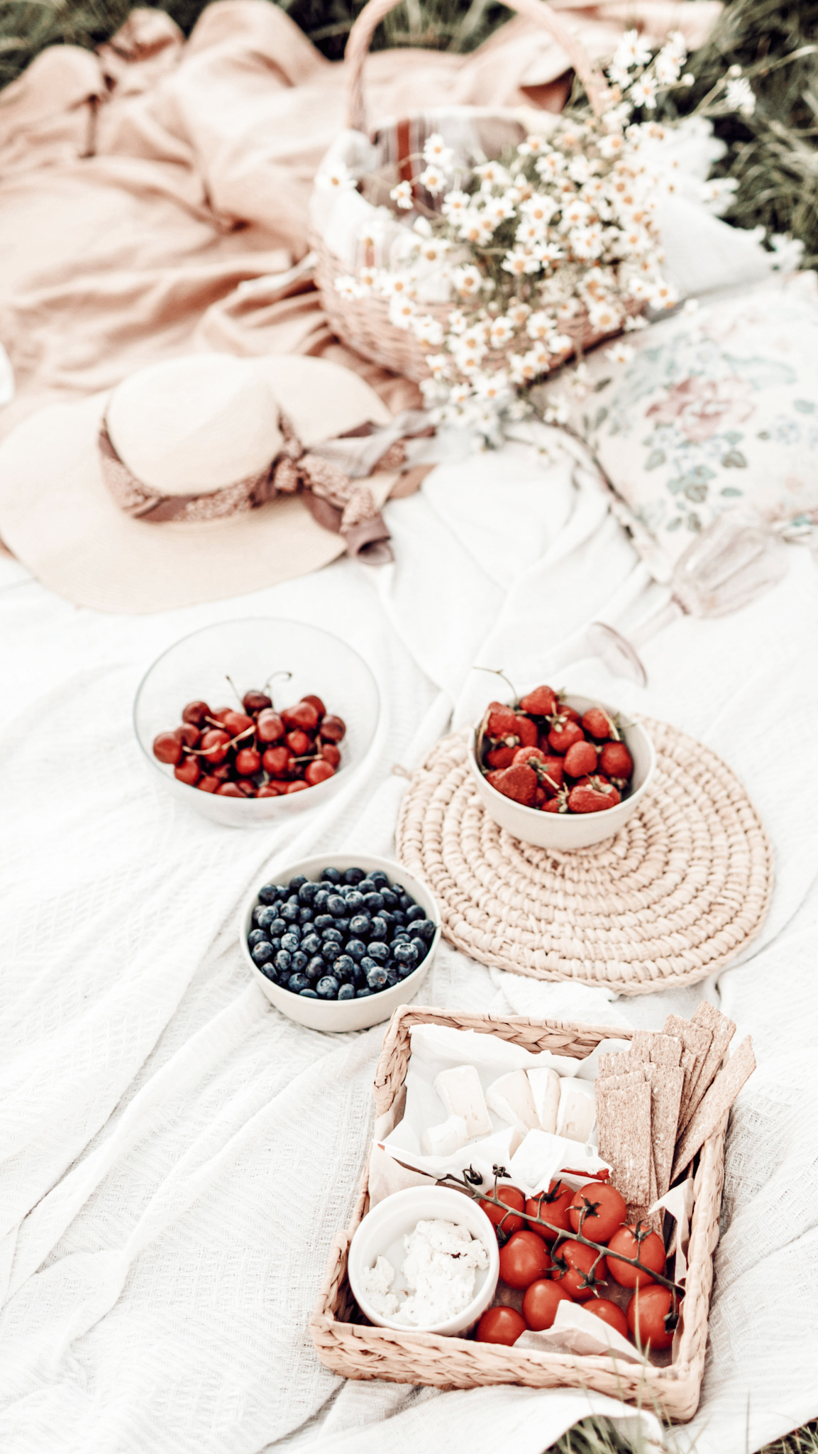 How to Host a Cozy Summer Picnic for One |