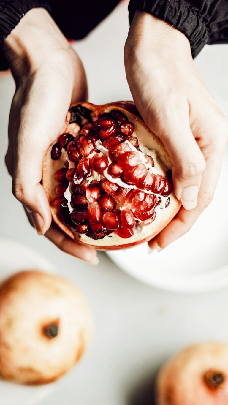 How to Cut a Pomegranate Easily